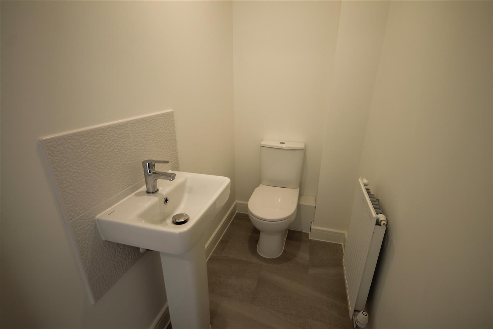 3 Bedroom House To Rent image 8